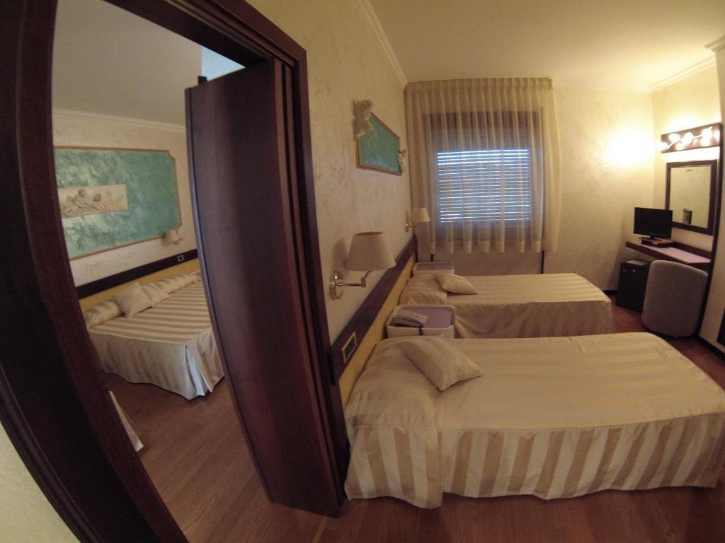 Benny Hotel كاتانزارو الغرفة الصورة
