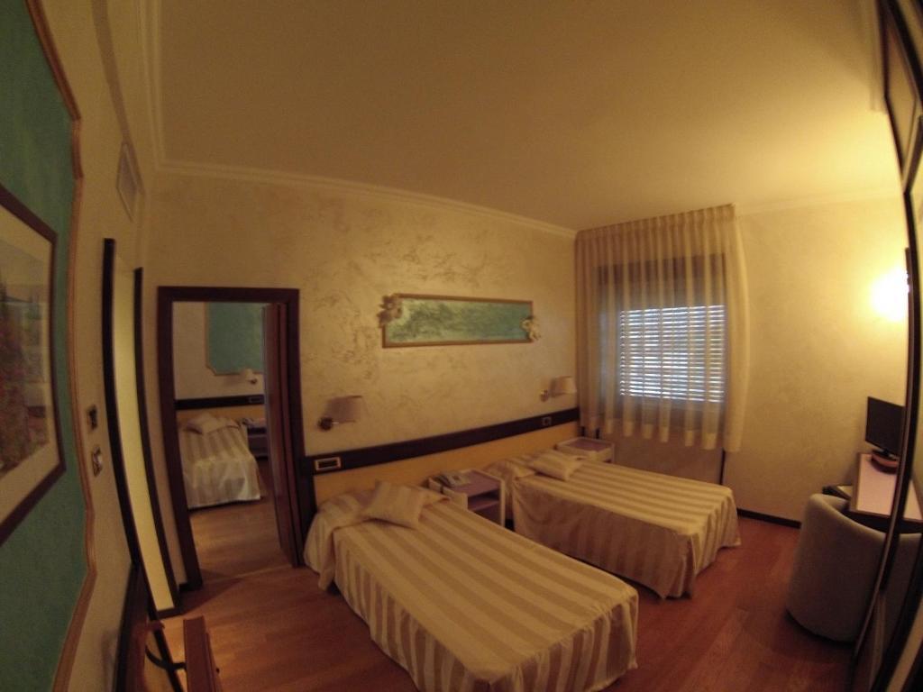 Benny Hotel كاتانزارو الغرفة الصورة
