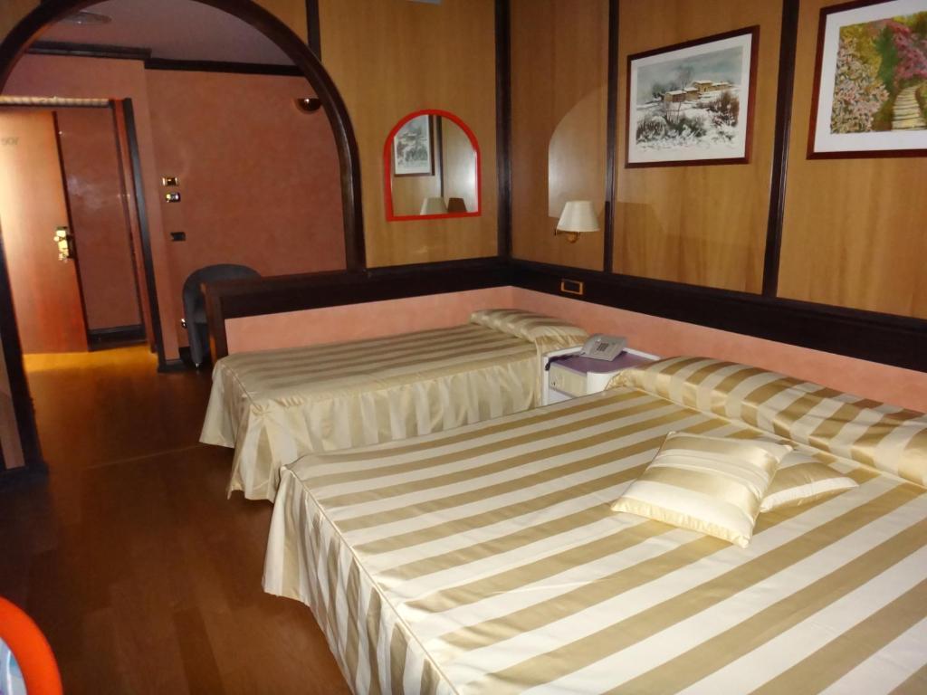 Benny Hotel كاتانزارو الغرفة الصورة